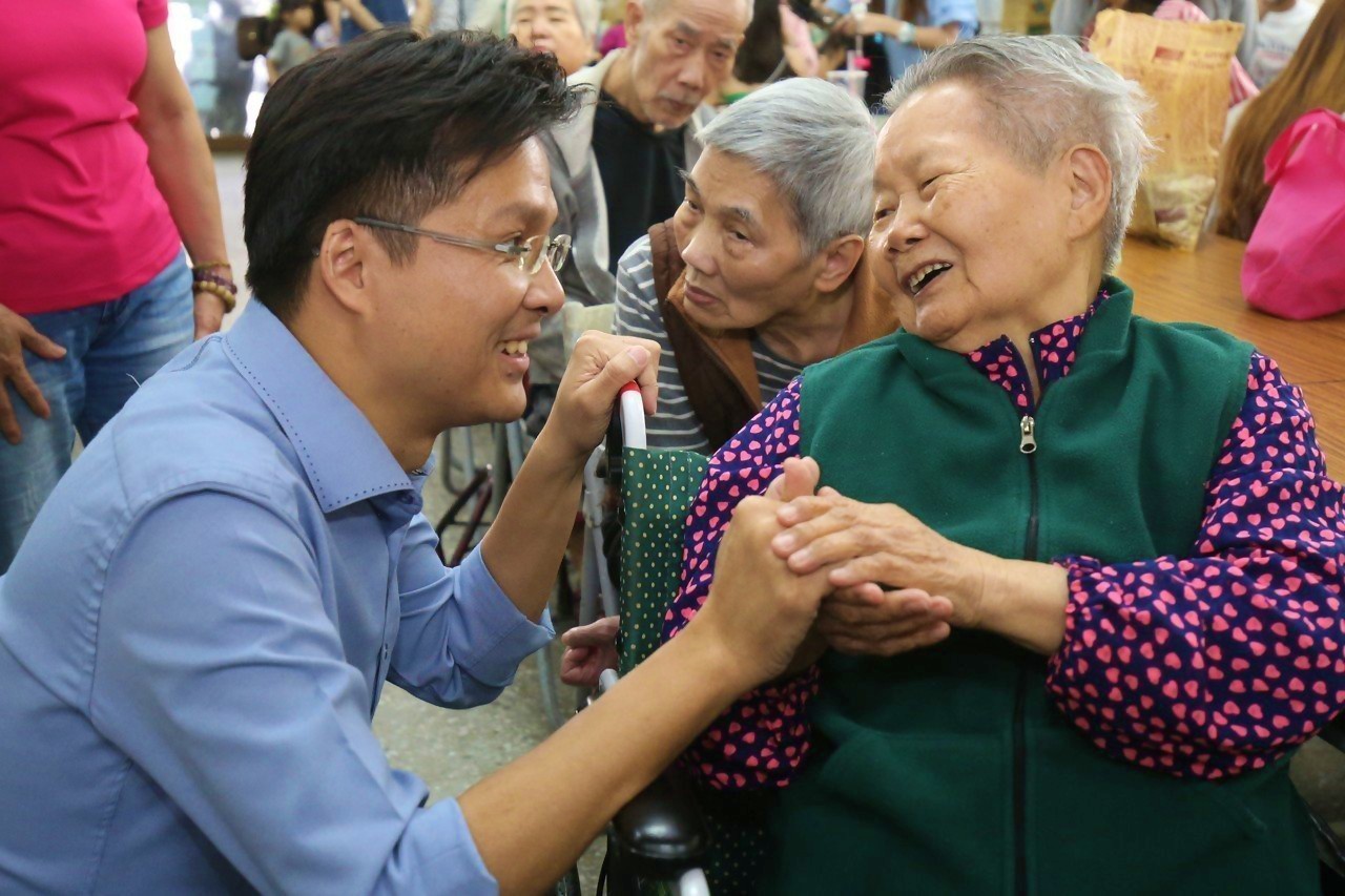 【聯合】替長者慶祝母親節 吳旭智串連資源舉辦劇團舞蹈公演