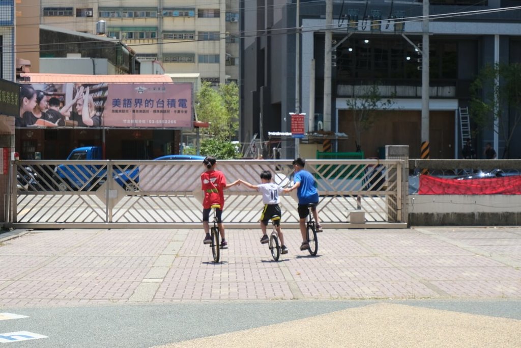 新竹縣特教生學獨輪車 訓練平衡力培養自信心